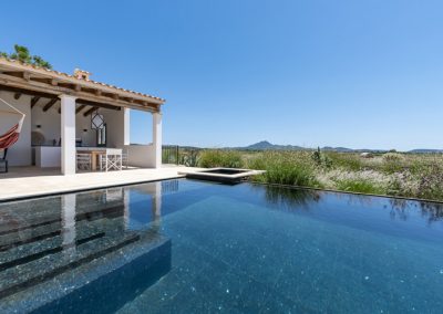 Exclusive Immobilie auf Mallorca mit Pool aus Blue Lagon Granit